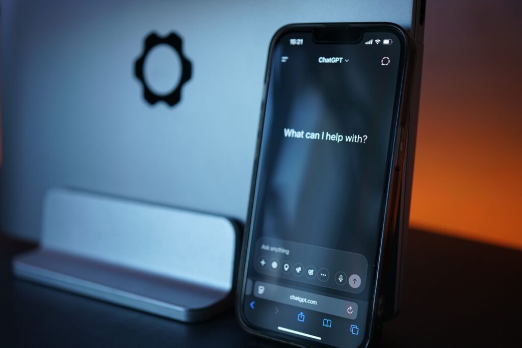 AI 쇼핑 에이전트가 스마트폰으로 상품을 비교하고 결제하는 모습을 표현한 이미지