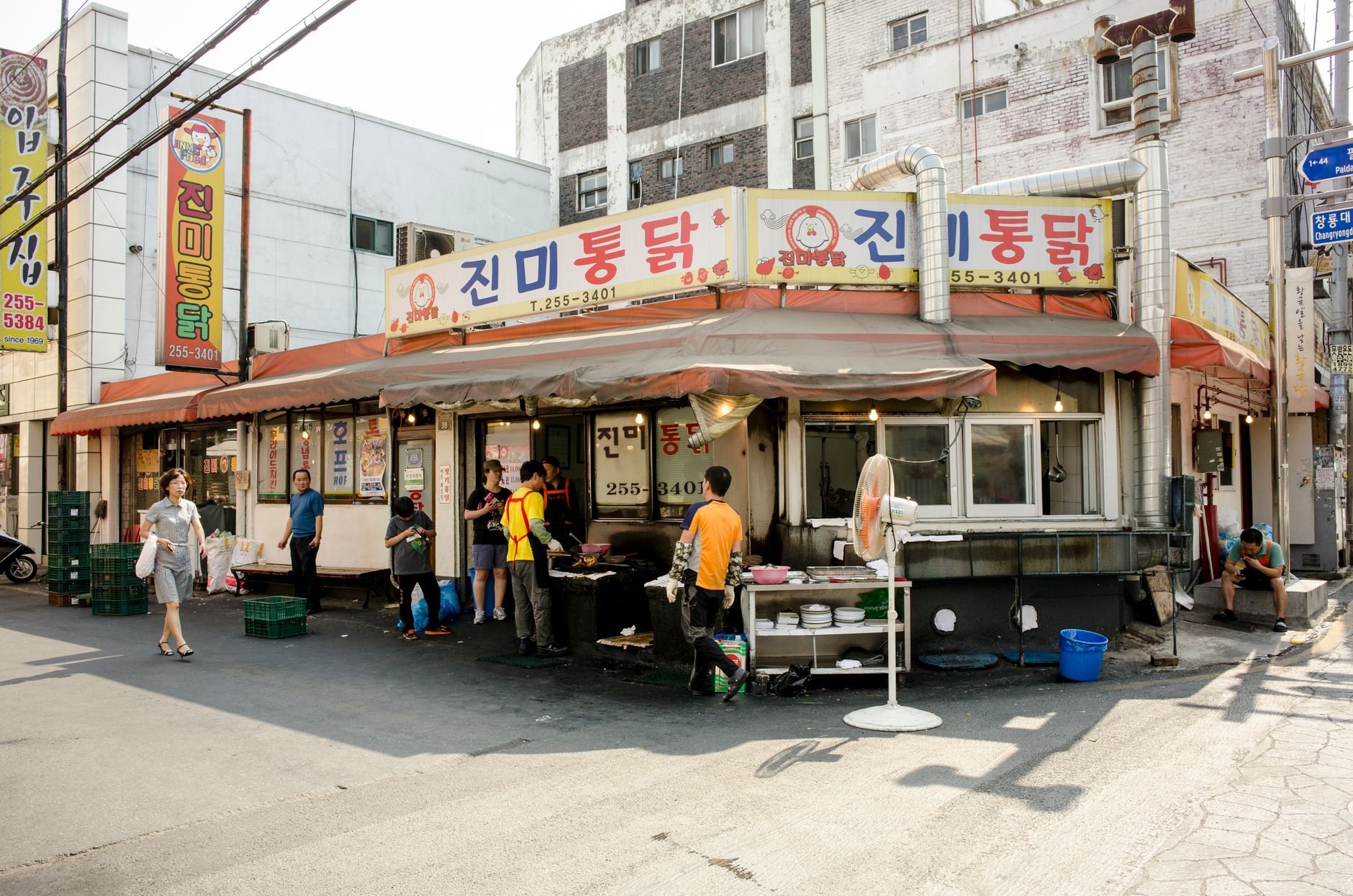 초복 시즌 삼계탕을 판매하는 식당의 여름 마케팅 현장