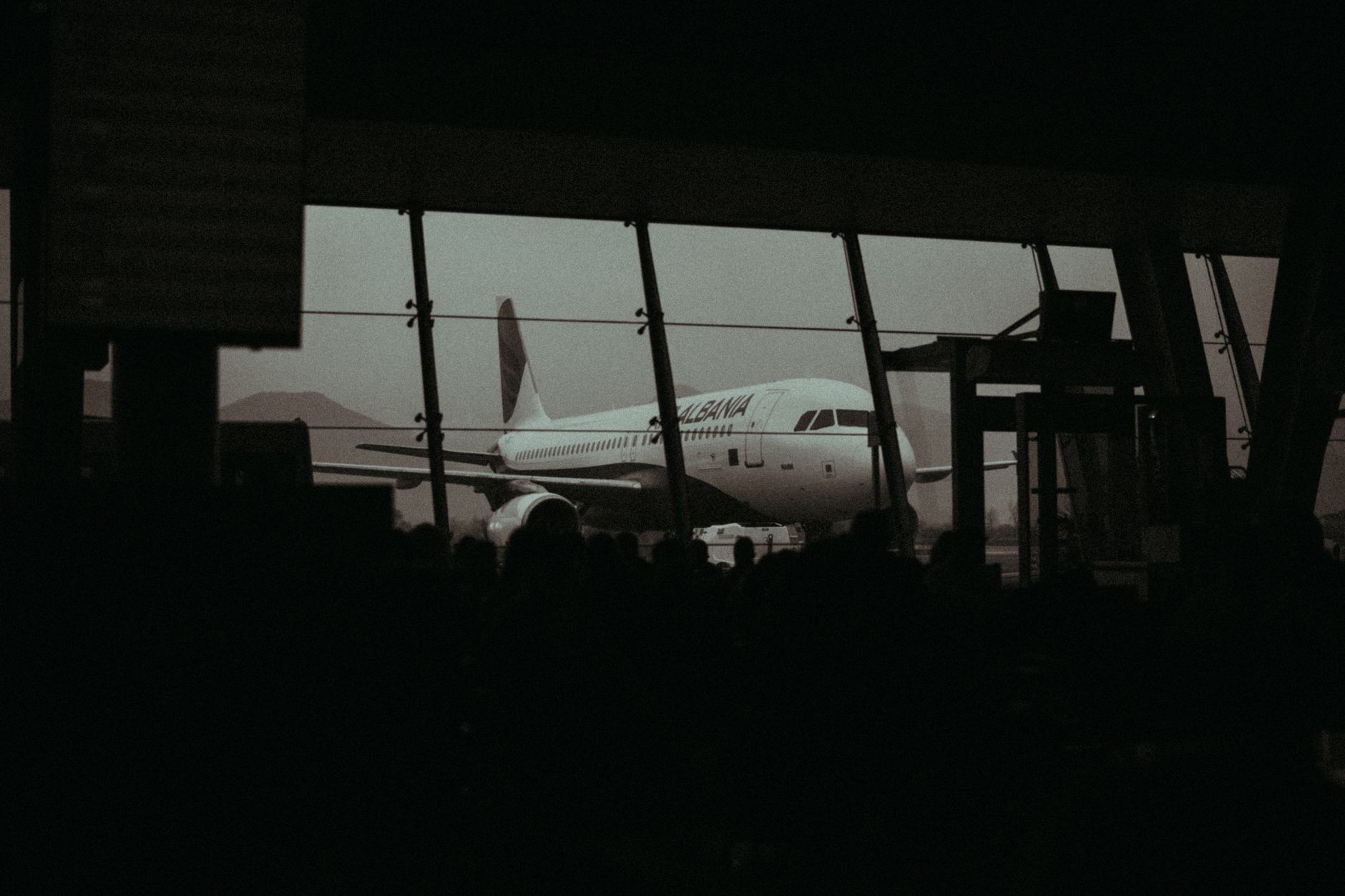 탑승을 기다리는 승객들로 붐비는 공항 탑승구