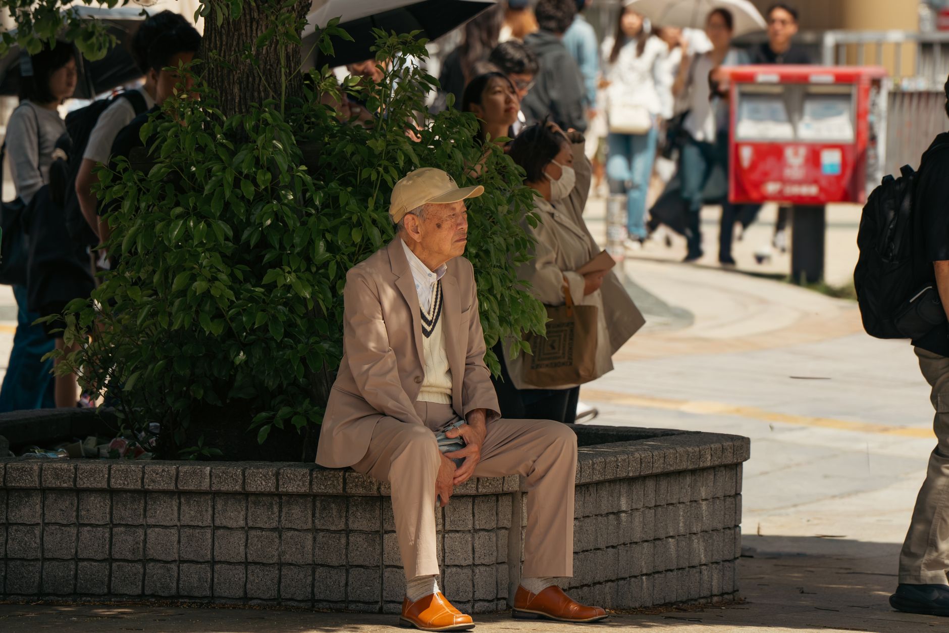 그늘 아래 앉아 쉬는 동네 어르신들