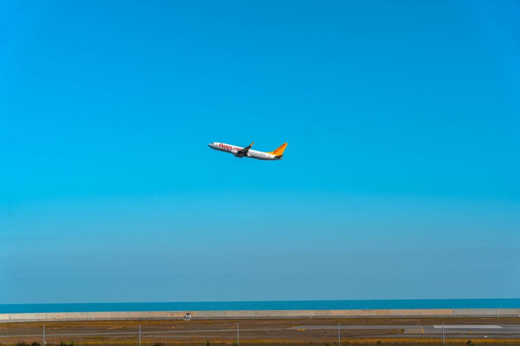 제주국제공항 출국장에서 캐리어를 끌고 이동하는 여행객들