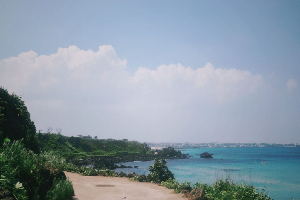 평일 오전 한산한 제주 원도심 상점가 골목 풍경