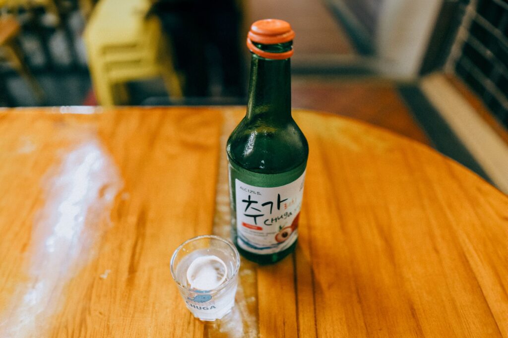 제주 전통주 시음 행사장에서 술잔을 든 사람들