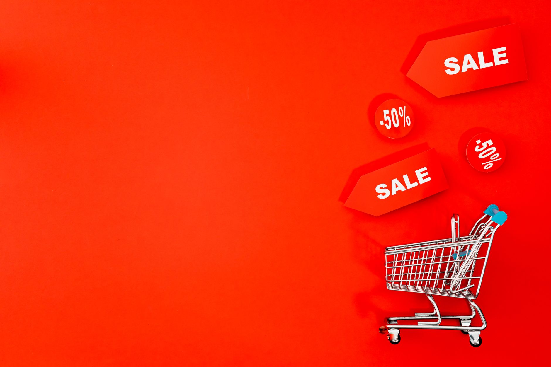 모바일로 할인 상품을 결제하는 소비자