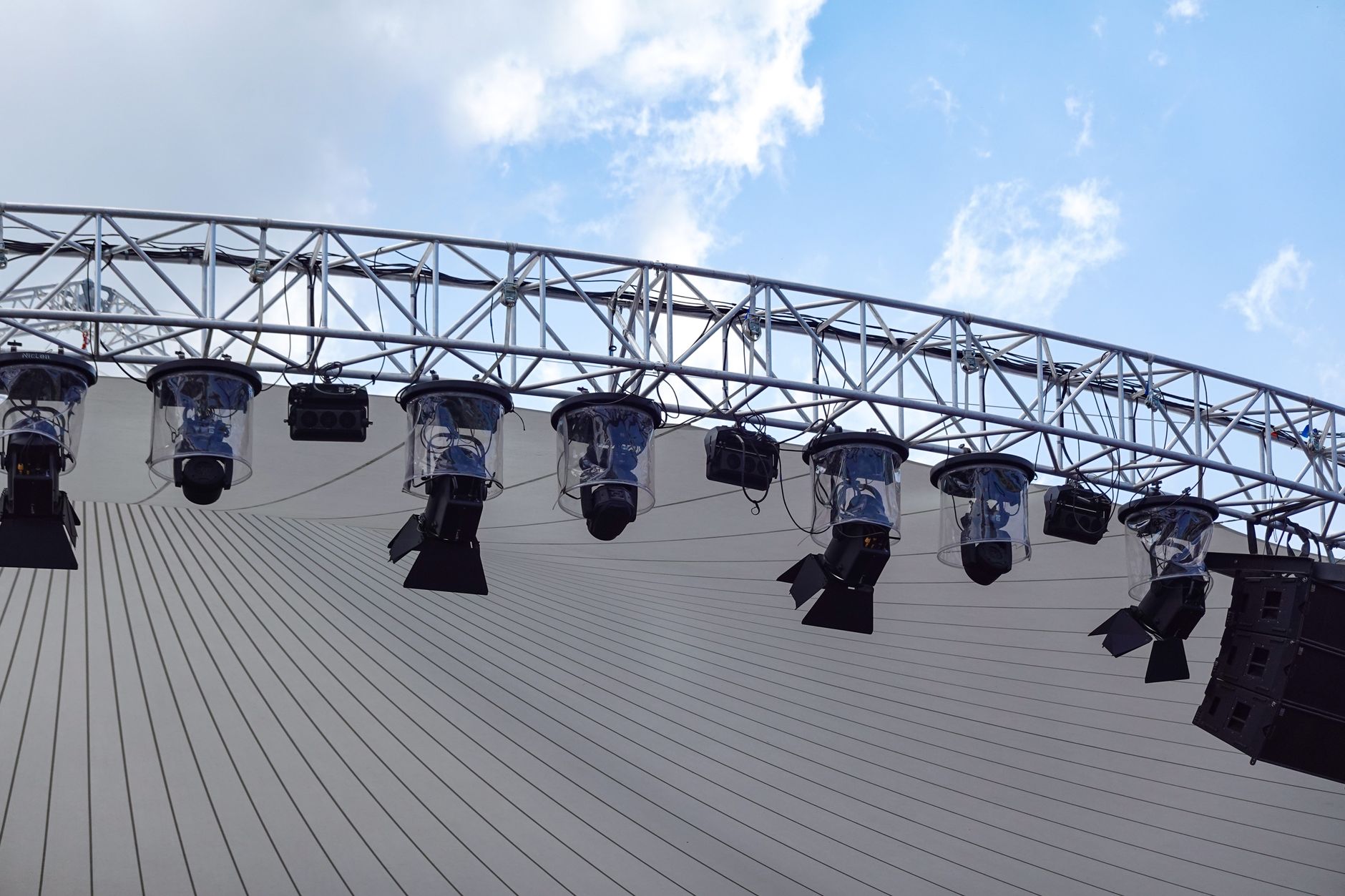 야외 콘서트 무대와 조명