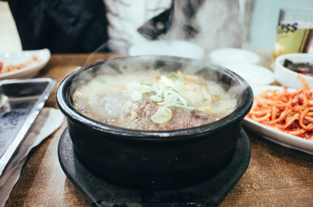 삼계탕과 보양식이 차려진 여름 식당 테이블