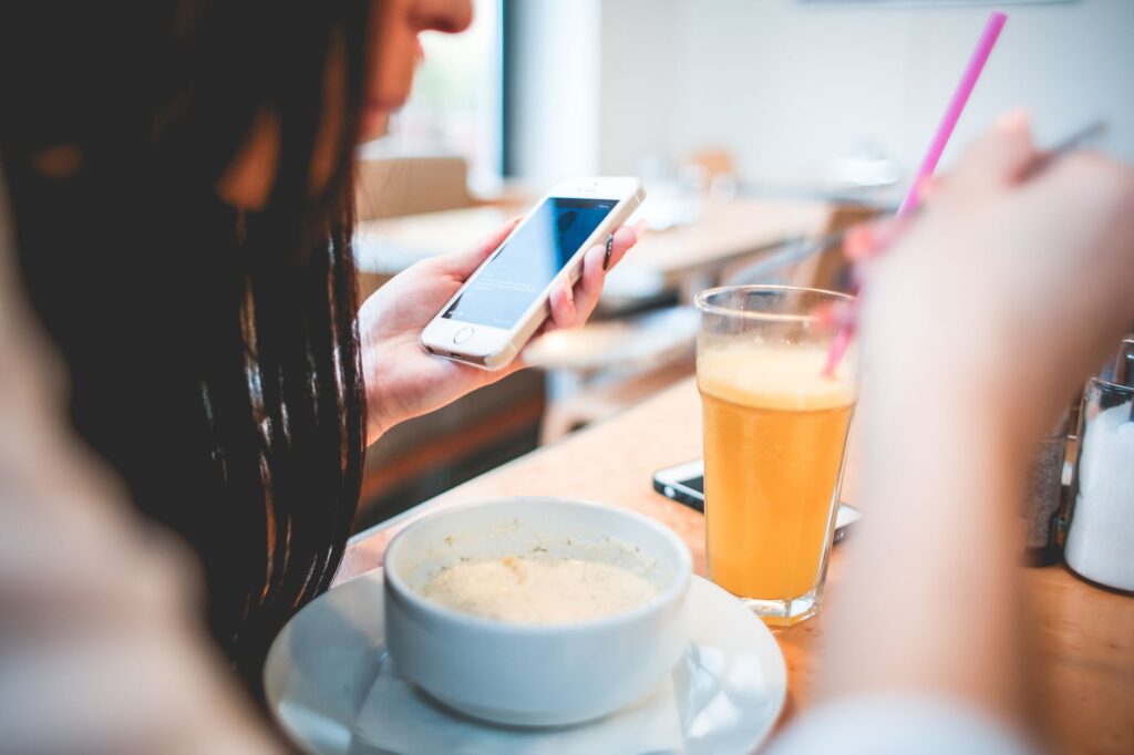 스마트폰으로 매장 예약을 확인하는 모습