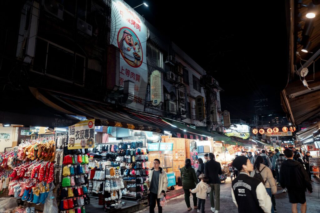 대만 타이베이 시내에서 스마트폰을 보며 이동하는 사람들